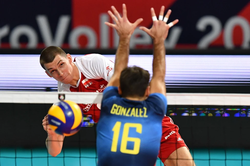 Podopieczni Vitala Heynea idą jak burza w turnieju. W dotychczas rozegranych meczach stracili tylko jednego seta. W pojedynku z Hiszpanią zwycięstwo ani przez chwilę nie było zagrożone. Najwięcej punktów w tym spotkaniu zdobył Wilfredo Leon - 19. Nasz przyjmujący zaserwował aż siedem asów!