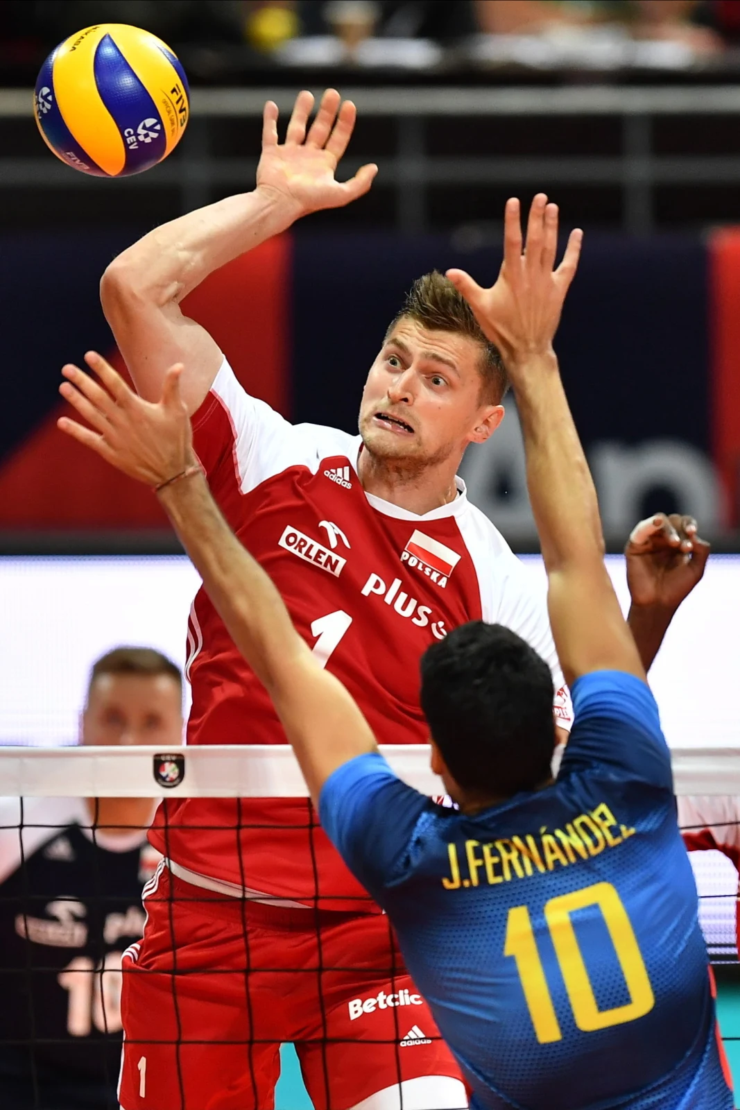 Podopieczni Vitala Heynea idą jak burza w turnieju. W dotychczas rozegranych meczach stracili tylko jednego seta. W pojedynku z Hiszpanią zwycięstwo ani przez chwilę nie było zagrożone. Najwięcej punktów w tym spotkaniu zdobył Wilfredo Leon - 19. Nasz przyjmujący zaserwował aż siedem asów!