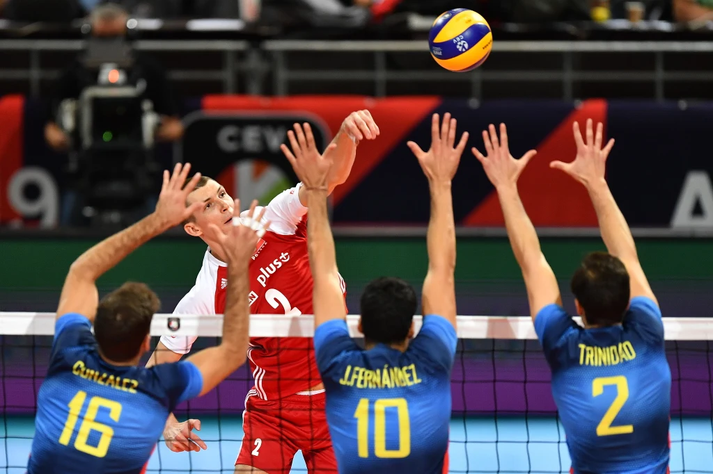 Podopieczni Vitala Heynea idą jak burza w turnieju. W dotychczas rozegranych meczach stracili tylko jednego seta. W pojedynku z Hiszpanią zwycięstwo ani przez chwilę nie było zagrożone. Najwięcej punktów w tym spotkaniu zdobył Wilfredo Leon - 19. Nasz przyjmujący zaserwował aż siedem asów!