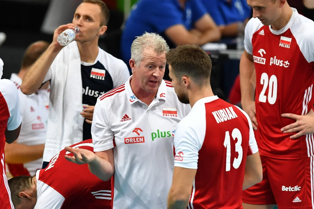 Podopieczni Vitala Heynea idą jak burza w turnieju. W dotychczas rozegranych meczach stracili tylko jednego seta. W pojedynku z Hiszpanią zwycięstwo ani przez chwilę nie było zagrożone. Najwięcej punktów w tym spotkaniu zdobył Wilfredo Leon - 19. Nasz przyjmujący zaserwował aż siedem asów!