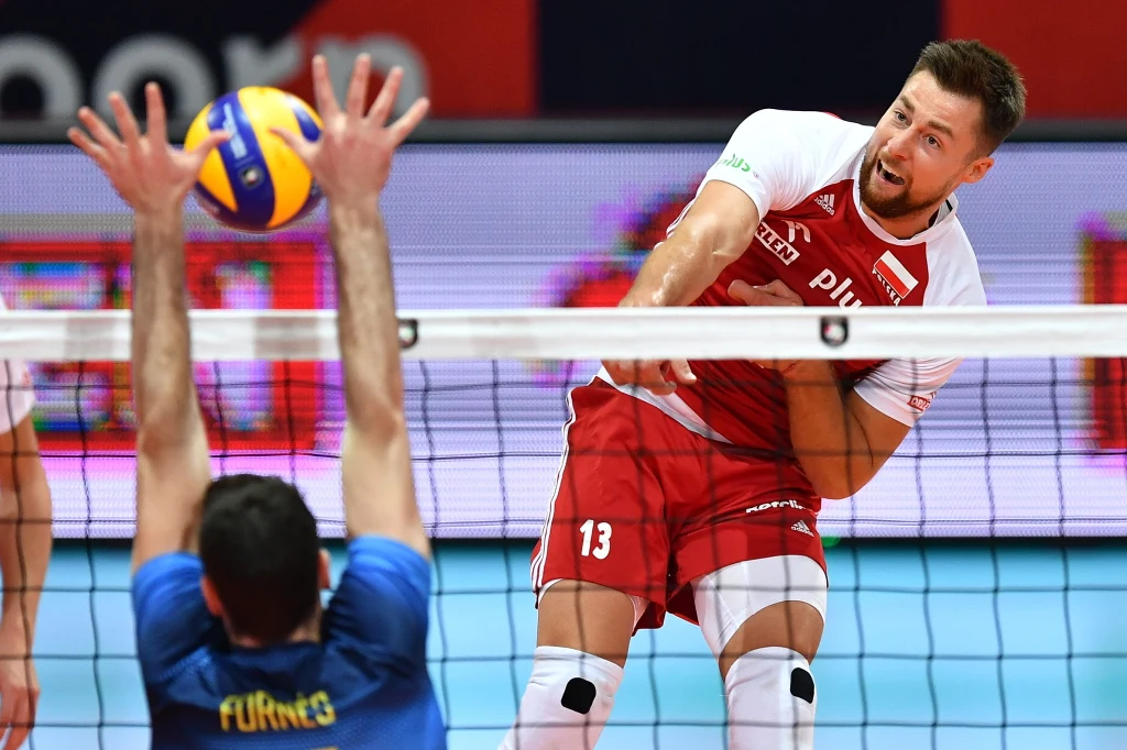 Podopieczni Vitala Heynea idą jak burza w turnieju. W dotychczas rozegranych meczach stracili tylko jednego seta. W pojedynku z Hiszpanią zwycięstwo ani przez chwilę nie było zagrożone. Najwięcej punktów w tym spotkaniu zdobył Wilfredo Leon - 19. Nasz przyjmujący zaserwował aż siedem asów!