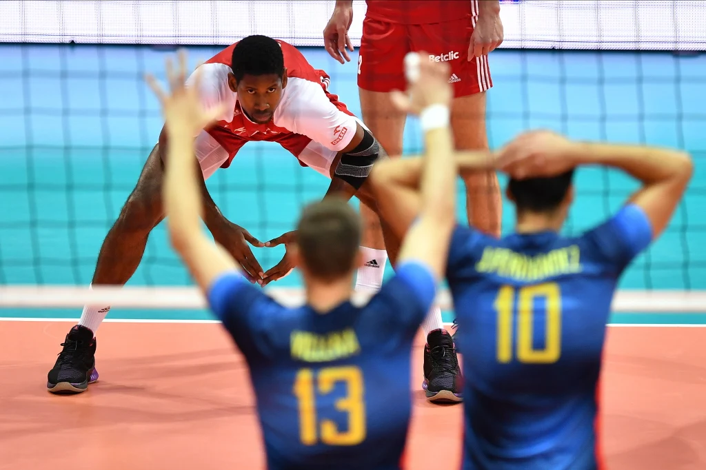 Podopieczni Vitala Heynea idą jak burza w turnieju. W dotychczas rozegranych meczach stracili tylko jednego seta. W pojedynku z Hiszpanią zwycięstwo ani przez chwilę nie było zagrożone. Najwięcej punktów w tym spotkaniu zdobył Wilfredo Leon - 19. Nasz przyjmujący zaserwował aż siedem asów!