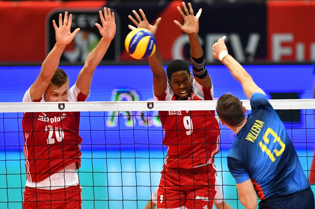 Podopieczni Vitala Heynea idą jak burza w turnieju. W dotychczas rozegranych meczach stracili tylko jednego seta. W pojedynku z Hiszpanią zwycięstwo ani przez chwilę nie było zagrożone. Najwięcej punktów w tym spotkaniu zdobył Wilfredo Leon - 19. Nasz przyjmujący zaserwował aż siedem asów!