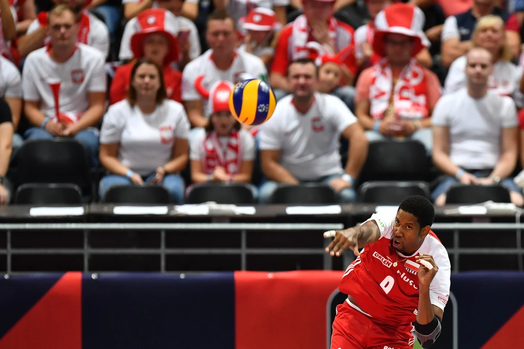 Podopieczni Vitala Heynea idą jak burza w turnieju. W dotychczas rozegranych meczach stracili tylko jednego seta. W pojedynku z Hiszpanią zwycięstwo ani przez chwilę nie było zagrożone. Najwięcej punktów w tym spotkaniu zdobył Wilfredo Leon - 19. Nasz przyjmujący zaserwował aż siedem asów!