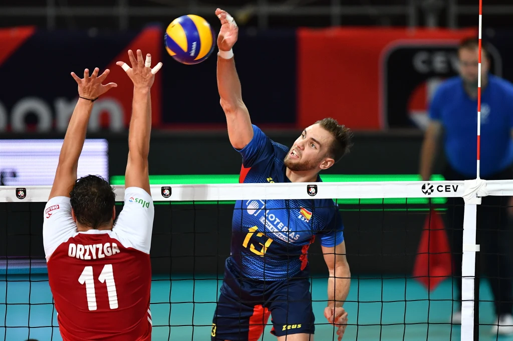 Podopieczni Vitala Heynea idą jak burza w turnieju. W dotychczas rozegranych meczach stracili tylko jednego seta. W pojedynku z Hiszpanią zwycięstwo ani przez chwilę nie było zagrożone. Najwięcej punktów w tym spotkaniu zdobył Wilfredo Leon - 19. Nasz przyjmujący zaserwował aż siedem asów!