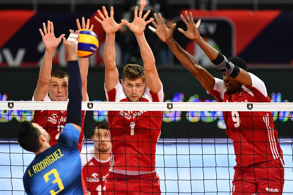 Podopieczni Vitala Heynea idą jak burza w turnieju. W dotychczas rozegranych meczach stracili tylko jednego seta. W pojedynku z Hiszpanią zwycięstwo ani przez chwilę nie było zagrożone. Najwięcej punktów w tym spotkaniu zdobył Wilfredo Leon - 19. Nasz przyjmujący zaserwował aż siedem asów!