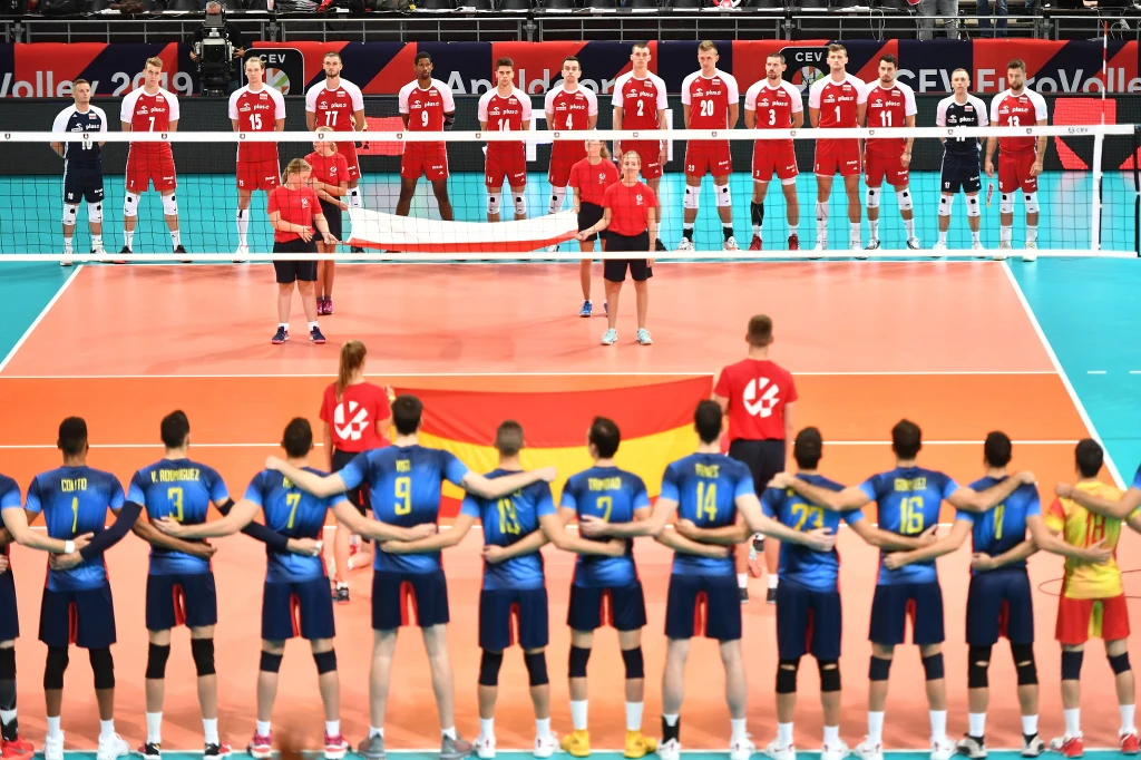 Podopieczni Vitala Heynea idą jak burza w turnieju. W dotychczas rozegranych meczach stracili tylko jednego seta. W pojedynku z Hiszpanią zwycięstwo ani przez chwilę nie było zagrożone. Najwięcej punktów w tym spotkaniu zdobył Wilfredo Leon - 19. Nasz przyjmujący zaserwował aż siedem asów!