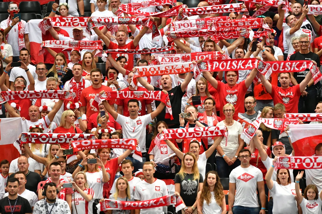 Podopieczni Vitala Heynea idą jak burza w turnieju. W dotychczas rozegranych meczach stracili tylko jednego seta. W pojedynku z Hiszpanią zwycięstwo ani przez chwilę nie było zagrożone. Najwięcej punktów w tym spotkaniu zdobył Wilfredo Leon - 19. Nasz przyjmujący zaserwował aż siedem asów!