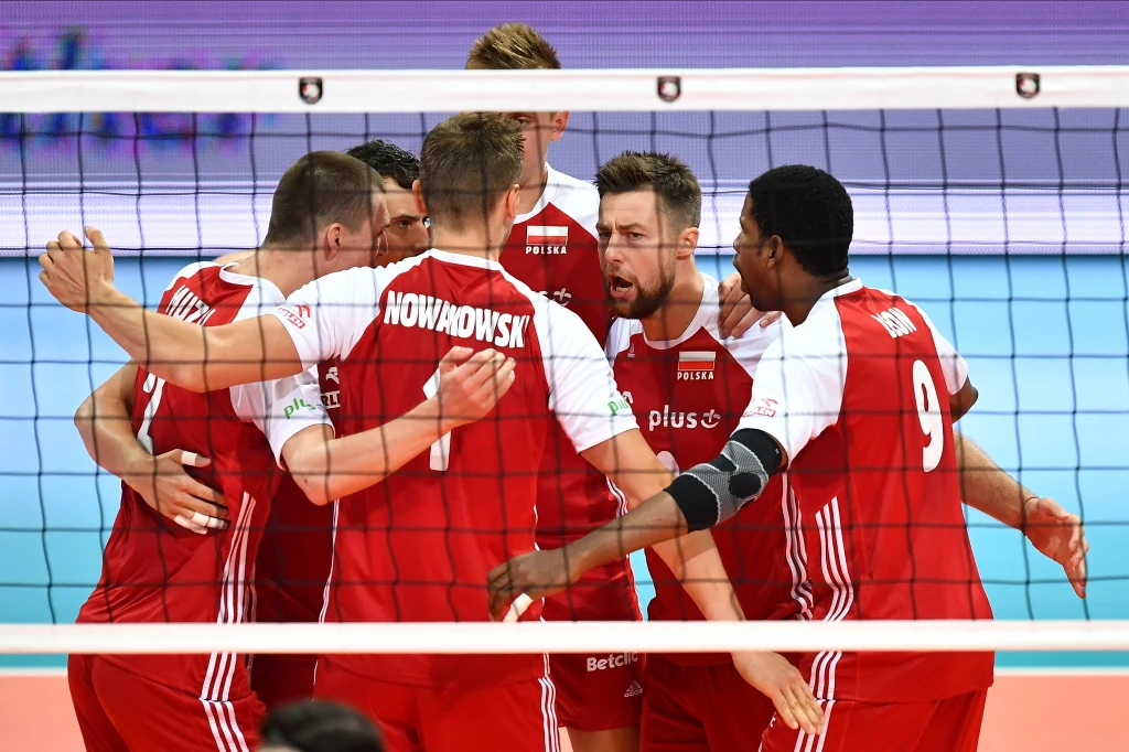 Podopieczni Vitala Heynea idą jak burza w turnieju. W dotychczas rozegranych meczach stracili tylko jednego seta. W pojedynku z Hiszpanią zwycięstwo ani przez chwilę nie było zagrożone. Najwięcej punktów w tym spotkaniu zdobył Wilfredo Leon - 19. Nasz przyjmujący zaserwował aż siedem asów!