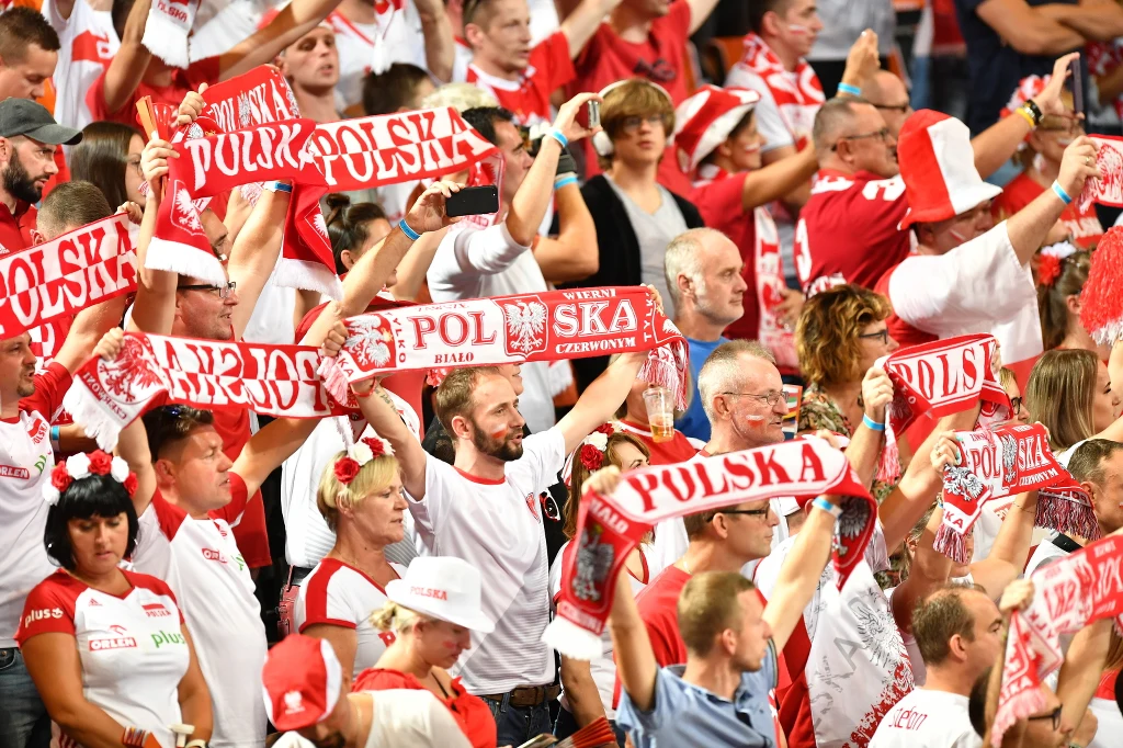 Podopieczni Vitala Heynea idą jak burza w turnieju. W dotychczas rozegranych meczach stracili tylko jednego seta. W pojedynku z Hiszpanią zwycięstwo ani przez chwilę nie było zagrożone. Najwięcej punktów w tym spotkaniu zdobył Wilfredo Leon - 19. Nasz przyjmujący zaserwował aż siedem asów!