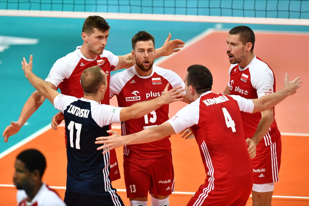 Podopieczni Vitala Heynea idą jak burza w turnieju. W dotychczas rozegranych meczach stracili tylko jednego seta. W pojedynku z Hiszpanią zwycięstwo ani przez chwilę nie było zagrożone. Najwięcej punktów w tym spotkaniu zdobył Wilfredo Leon - 19. Nasz przyjmujący zaserwował aż siedem asów!