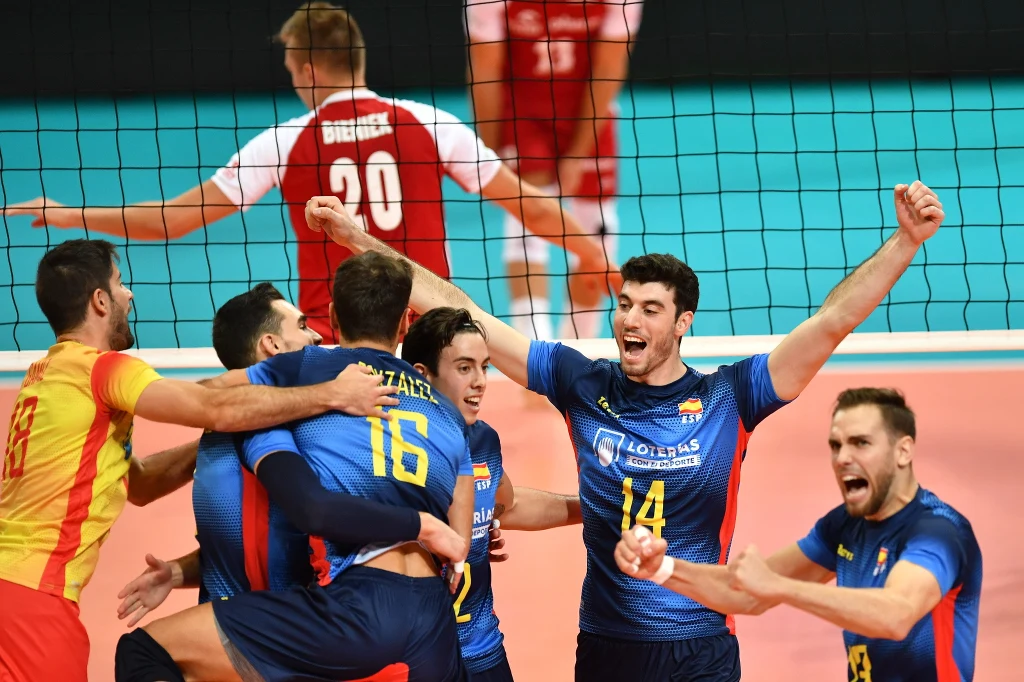 Podopieczni Vitala Heynea idą jak burza w turnieju. W dotychczas rozegranych meczach stracili tylko jednego seta. W pojedynku z Hiszpanią zwycięstwo ani przez chwilę nie było zagrożone. Najwięcej punktów w tym spotkaniu zdobył Wilfredo Leon - 19. Nasz przyjmujący zaserwował aż siedem asów!