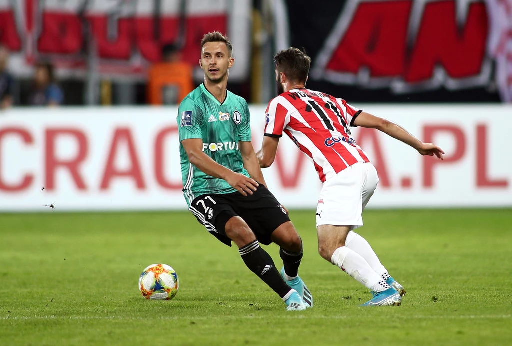 Zawodnik Cracovii Mateusz Wdowiak (P) i Dominik Nagy (L) z Legii Warszawa Zawodnik Cracovii Mateusz Wdowiak (P) i Dominik Nagy (L) z Legii Warszawa
