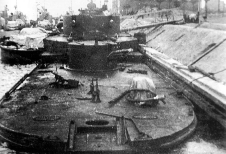 Po zakończeniu działań wojennych monitor został podniesiony przez sowietów i 24 października 1939 roku i po remoncie oraz przezbrojeniu, wciągnięty w skład radzieckiej Flotylli Dnieprzańskiej jako „Smoleńsk”. Rok później wcielono go do nowo utworzonej Flotylli Pińskiej. Po 22 czerwca 1941 roku walczył przeciw Niemcom od Kanału Królewskiego przez Prypeć, gdzie pod Paryczami wdał się w wymianę ognia z niemiecką artylerią, w której został uszkodzony i zginęło ośmiu marynarzy, a 11 zostało rannych. W sierpniu 1941 roku walczył w obronie Kijowa, gdzie wielokrotnie wdawał się w pojedynki artyleryjskie z atakującymi Niemcami. 1 września wycofał się na Desnę, gdzie osłaniał odwrót radzieckiej piechoty. Wedle zachowanych raportów tylko 11 września zniszczył trzy czołgi. Ostatecznie odcięty od własnych sił, otoczony i z kończącymi się zapasami amunicji został zatopiony przez własną załogę 12 września 1941 roku o godz. 22 w Zatoce Ładińskiej na Desnie. Wrak okrętu spoczywa tam do dziś. Sławek Zagórski Po zakończeniu działań wojennych monitor został podniesiony przez sowietów i 24 października 1939 roku i po remoncie oraz przezbrojeniu, wciągnięty w skład radzieckiej Flotylli Dnieprzańskiej jako „Smoleńsk”. Rok później wcielono go do nowo utworzonej Flotylli Pińskiej. Po 22 czerwca 1941 roku walczył przeciw Niemcom od Kanału Królewskiego przez Prypeć, gdzie pod Paryczami wdał się w wymianę ognia z niemiecką artylerią, w której został uszkodzony i zginęło ośmiu marynarzy, a 11 zostało rannych. W sierpniu 1941 roku walczył w obronie Kijowa, gdzie wielokrotnie wdawał się w pojedynki artyleryjskie z atakującymi Niemcami. 1 września wycofał się na Desnę, gdzie osłaniał odwrót radzieckiej piechoty. Wedle zachowanych raportów tylko 11 września zniszczył trzy czołgi. Ostatecznie odcięty od własnych sił, otoczony i z kończącymi się zapasami amunicji został zatopiony przez własną załogę 12 września 1941 roku o godz. 22 w Zatoce Ładińskiej na Desnie. Wrak okrętu spoczywa tam do dziś. Sławek Zagórski
