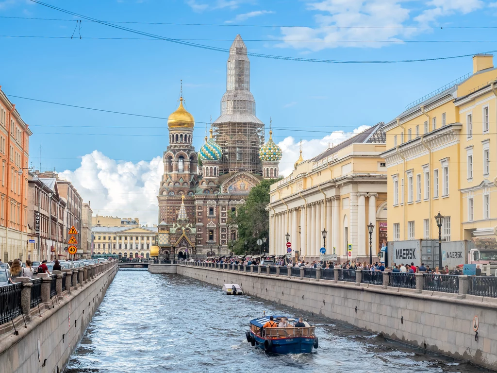 Rejs statkiem Sankt Petersburg usytuowany jest na 42 wyspach w delcie rzeki Newy, nad Zatoką Fińską. Dzięki niezliczonej ilości kanałów i mostów zyskał sobie miano Wenecji Północy. Zwiedzanie miasta z perspektywy rzeki Newy lub kanałów to kusząca propozycja. Do wyboru mamy wiele wariantów rejsów, w tym dzienne i nocne. Rejs statkiem Sankt Petersburg usytuowany jest na 42 wyspach w delcie rzeki Newy, nad Zatoką Fińską. Dzięki niezliczonej ilości kanałów i mostów zyskał sobie miano Wenecji Północy. Zwiedzanie miasta z perspektywy rzeki Newy lub kanałów to kusząca propozycja. Do wyboru mamy wiele wariantów rejsów, w tym dzienne i nocne.