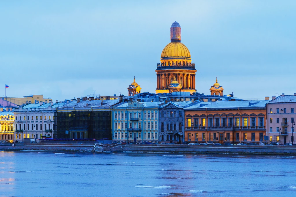 Białe noce Petersburg zachwyca o każdej porze roku, ale czas między końcem maja a połową lipca jest wyjątkowy. To wtedy można podziwiać jedno z najbardziej niesamowitych zjawisk astronomicznych, czyli białe noce. Słońce zachodzi późno i chowa się za horyzontem na tyle płytko, że nie zapadają całkowite ciemności. Niektórzy uważają, że miasto jest wtedy najpiękniejsze. Trzeba tylko pamiętać, że ceny lubią w tym okresie szybować w górę. Białe noce Petersburg zachwyca o każdej porze roku, ale czas między końcem maja a połową lipca jest wyjątkowy. To wtedy można podziwiać jedno z najbardziej niesamowitych zjawisk astronomicznych, czyli białe noce. Słońce zachodzi późno i chowa się za horyzontem na tyle płytko, że nie zapadają całkowite ciemności. Niektórzy uważają, że miasto jest wtedy najpiękniejsze. Trzeba tylko pamiętać, że ceny lubią w tym okresie szybować w górę.
