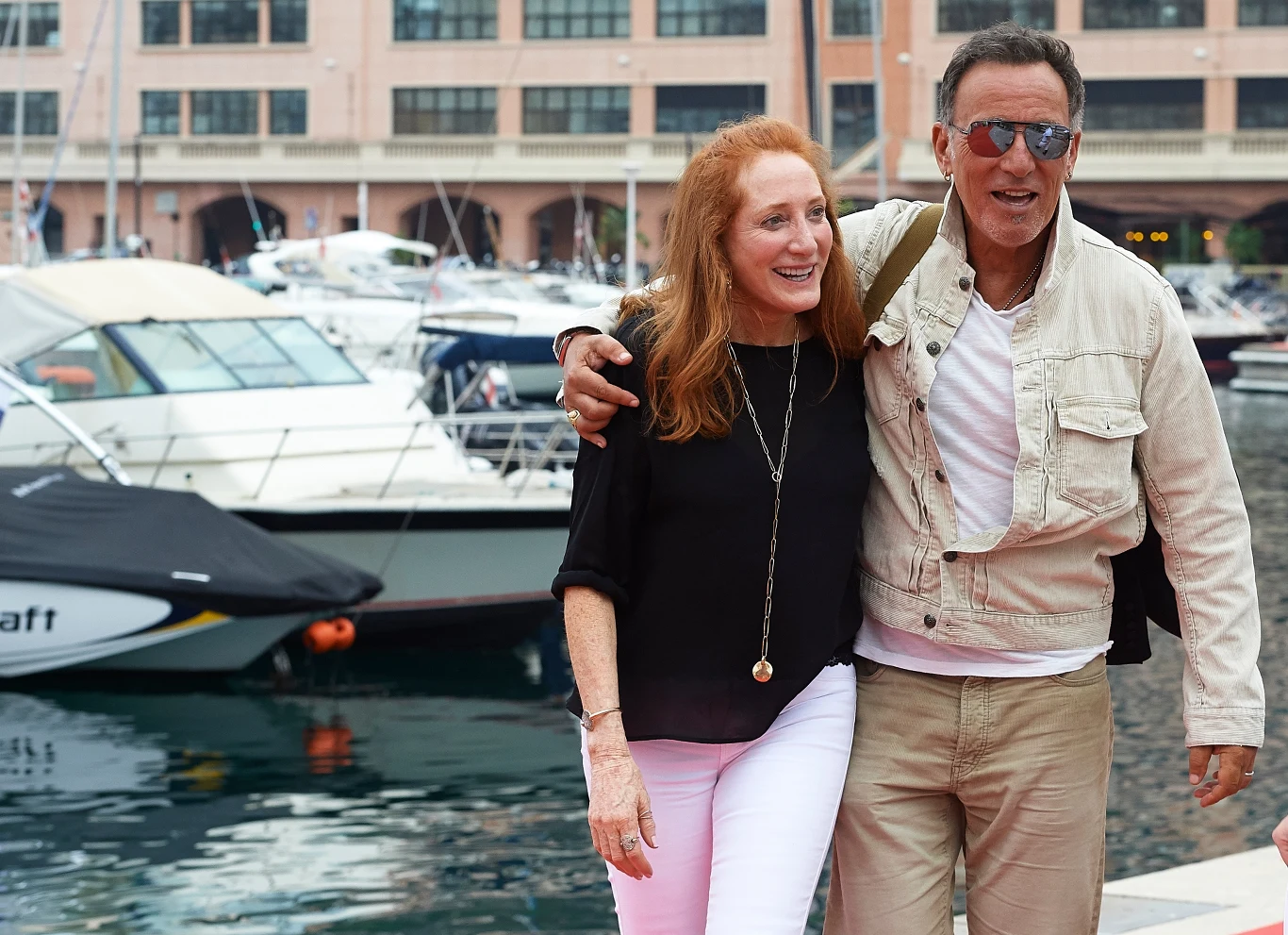 Gwiazdor otwarcie mówił o swoich zmaganiach z depresją: "To trwało długo, ciągnęło się przez rok i potem odpuściło, by następnie wrócić na 1,5 roku". Muzyk uczęszczał na terapię, stosował antydepresanty i co najważniejsze, przez cały czas był wspierany przez żonę.