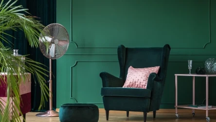 Butelkowa zieleń to jeden z kolorów, na który powinniśmy uważać w przypadku małych pomieszczeń. 