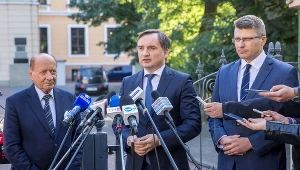 Minister sprawiedliwości, prokurator generalny Zbigniew Ziobro (w centrum), prezydent Rzeszowa Tadeusz Ferenc (po lewej) i podsekretarz stanu Marcin Warchoł (po prawej) podczas konferencji prasowej na temat przekazania Zamku Lubomirskich na potrzeby instytucji kultury w Rzeszowie, 23.09.2019.