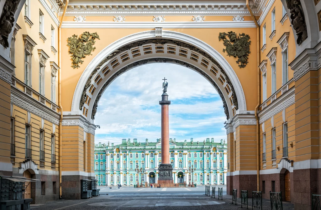 Plac Pałacowy Położony w samym sercu Sankt Petersburga plac był świadkiem dramatycznych wydarzeń, jak krwawa niedziela czy rewolucja październikowa. Otaczają go zabytkowe budynki: Pałac Zimowy i gmach Sztabu Głównego z łukiem triumfalnym. Na środku placu stoi kolumna Aleksandrowska wzniesiona na cześć zwycięstwa nad Napoleonem. Co roku z placu znika kilka tysięcy kostek brukowych, które turyści zabierają "na pamiątkę". Plac Pałacowy Położony w samym sercu Sankt Petersburga plac był świadkiem dramatycznych wydarzeń, jak krwawa niedziela czy rewolucja październikowa. Otaczają go zabytkowe budynki: Pałac Zimowy i gmach Sztabu Głównego z łukiem triumfalnym. Na środku placu stoi kolumna Aleksandrowska wzniesiona na cześć zwycięstwa nad Napoleonem. Co roku z placu znika kilka tysięcy kostek brukowych, które turyści zabierają "na pamiątkę".