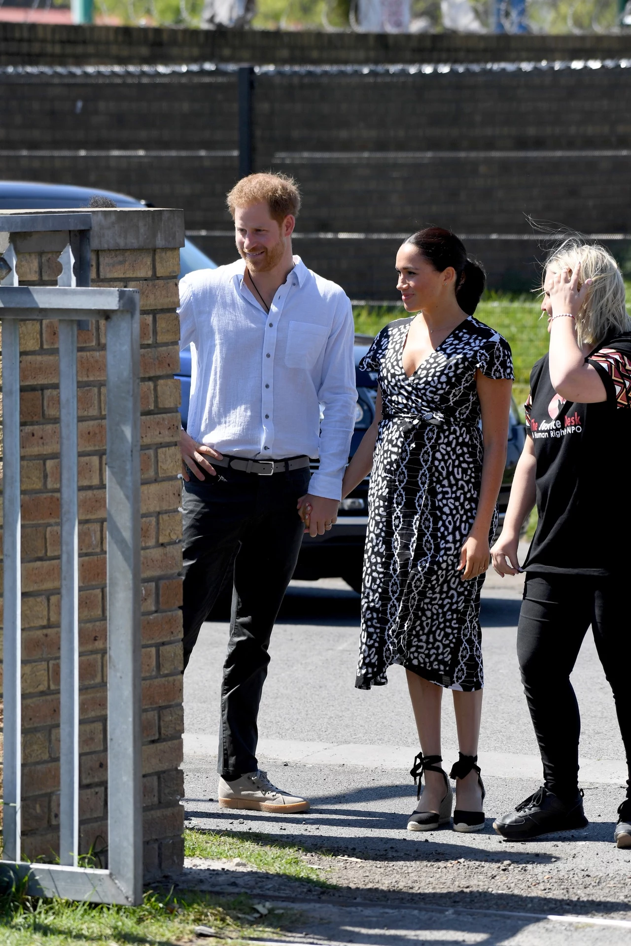 Harry i Meghan spotkają się z nauczycielami samoobrony, którzy trenują dzieci mieszkające w Nyanga. Harry i Meghan spotkają się z nauczycielami samoobrony, którzy trenują dzieci mieszkające w Nyanga.
