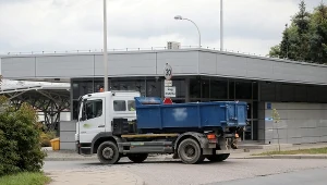 Ciężarówka wywożąca odpady z oczyszczalni ścieków "Czajka"w Warszawie, 21.09.2019.