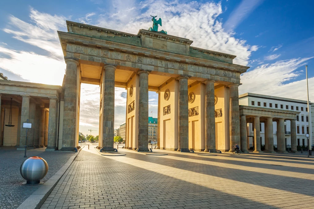 Brama Brandenburska to znak rozpoznawczy Berlina. Za nią znajduje się ogromny park Tiergarten, w którym spotkać można całą masę wolno żyjących lisów czy królików. Brama Brandenburska to znak rozpoznawczy Berlina. Za nią znajduje się ogromny park Tiergarten, w którym spotkać można całą masę wolno żyjących lisów czy królików.