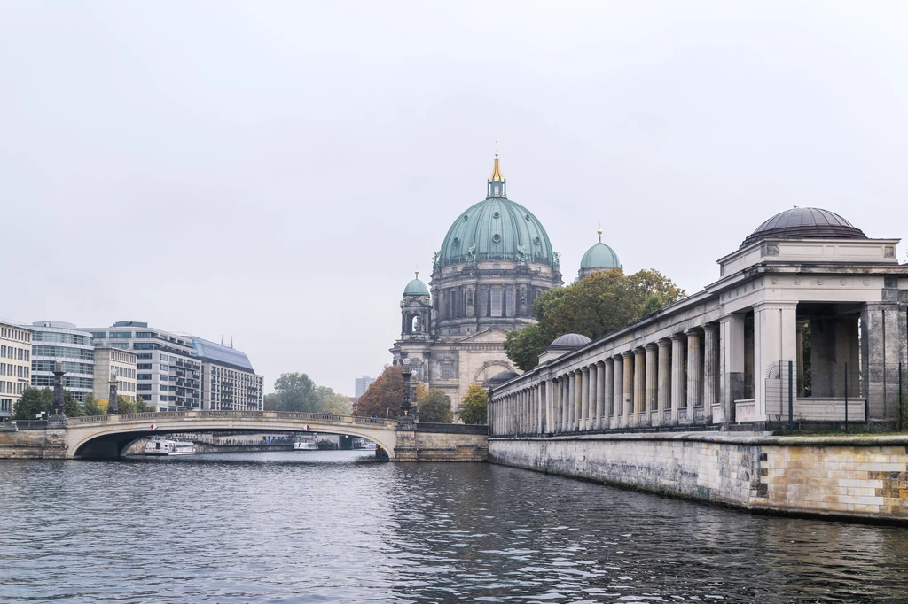 W historycznym centrum Berlina, między odnogami rzeki Szprewy znajdziemy Katedrę Berlińską... W historycznym centrum Berlina, między odnogami rzeki Szprewy znajdziemy Katedrę Berlińską...