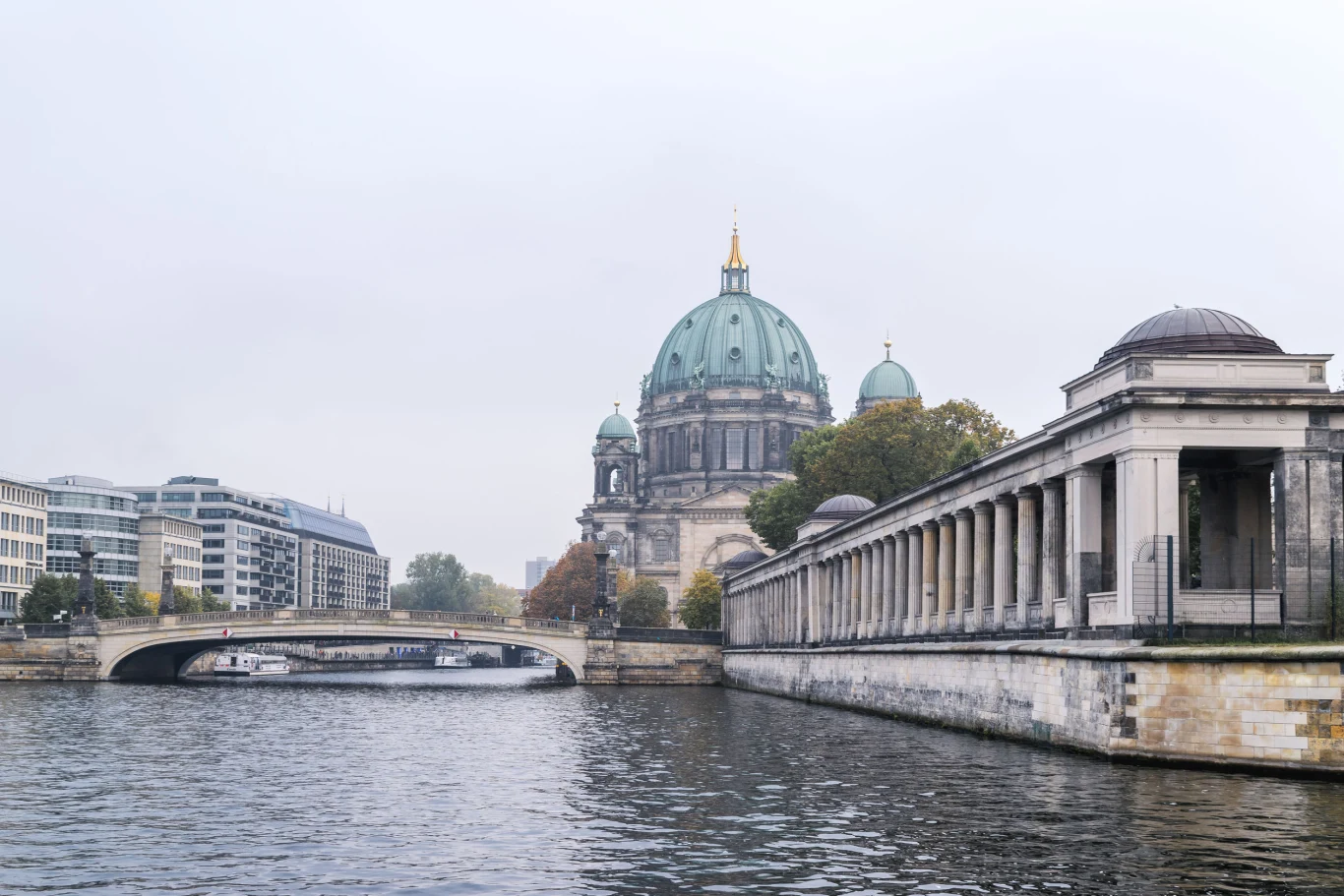 W historycznym centrum Berlina, między odnogami rzeki Szprewy znajdziemy Katedrę Berlińską... W historycznym centrum Berlina, między odnogami rzeki Szprewy znajdziemy Katedrę Berlińską...