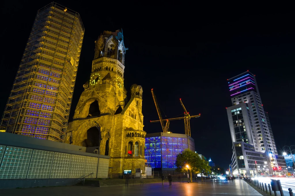 W centrum dawnego Berlina Zachodniego zwracają uwagę ruiny Kościoła Pamięci Cesarza Wilhelma. Pozostawione dla upamiętnienia II wojny światowej. W centrum dawnego Berlina Zachodniego zwracają uwagę ruiny Kościoła Pamięci Cesarza Wilhelma. Pozostawione dla upamiętnienia II wojny światowej.