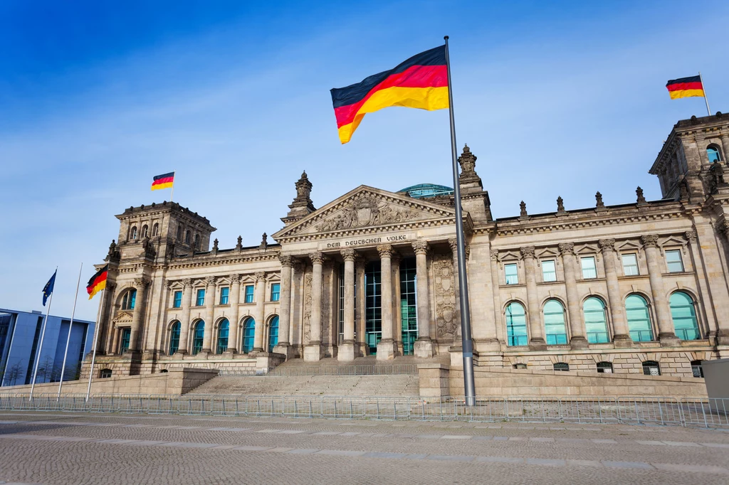 Reichstag. Dzisiaj budynek mieści Bundesrat, niższą izbę parlamentu Niemiec. Jego dach zwieńcza nowoczesna szklana kopuła z tarasami widokowymi. Reichstag. Dzisiaj budynek mieści Bundesrat, niższą izbę parlamentu Niemiec. Jego dach zwieńcza nowoczesna szklana kopuła z tarasami widokowymi.