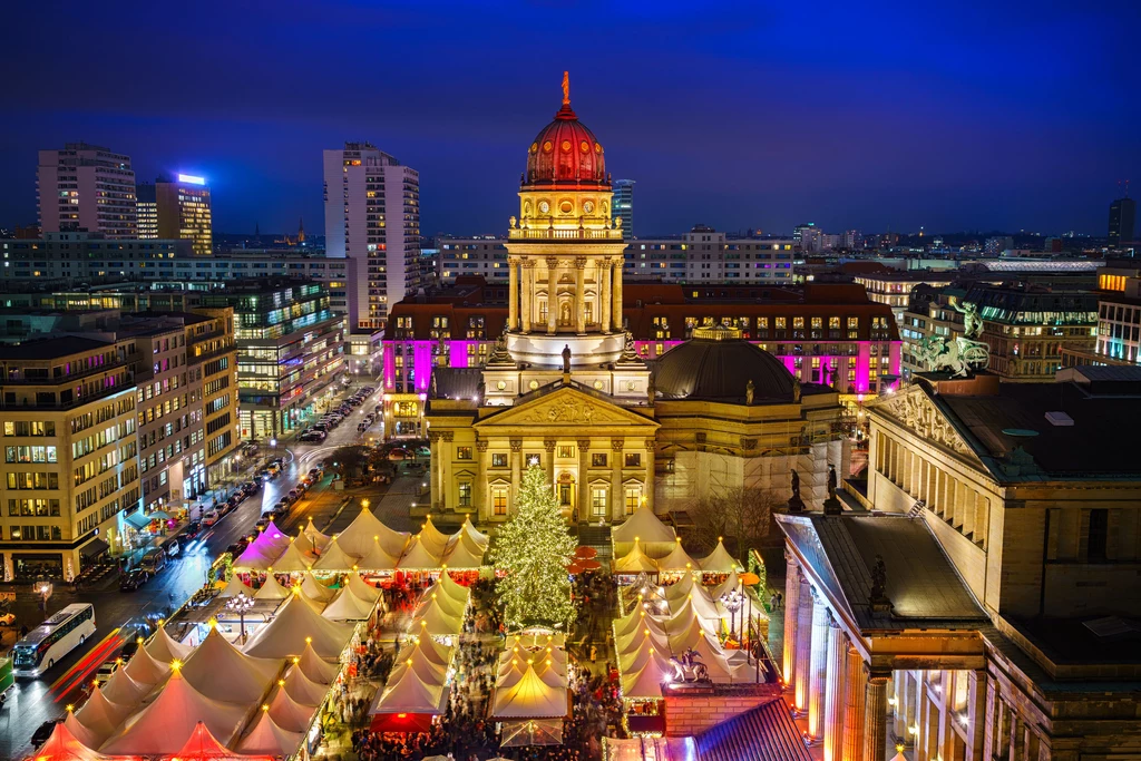 Przy zabytkowym placu Gendarmenmarkt już od listopada działa najurokliwszy berliński jarmark bożonarodzeniowy! Źródło: Tele Tydzień Przy zabytkowym placu Gendarmenmarkt już od listopada działa najurokliwszy berliński jarmark bożonarodzeniowy! Źródło: Tele Tydzień