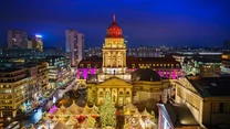 Przy zabytkowym placu Gendarmenmarkt już od listopada działa najurokliwszy berliński jarmark bożonarodzeniowy!

Źródło: Tele Tydzień