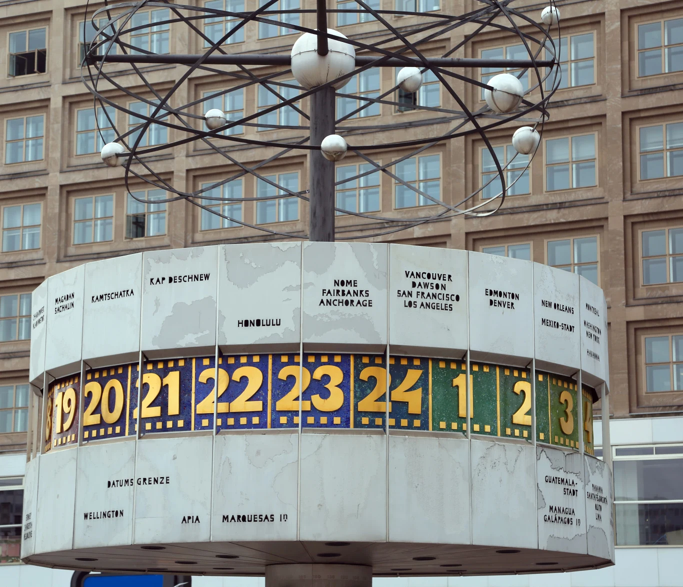 Na Alexanderplatz można sobie zrobić fotkę na tle zegara wskazującego czas w różnych miastach świata, a potem wjechać na wieżę telewizyjną z urządzoną w kuli, obracającą się restauracją! Na Alexanderplatz można sobie zrobić fotkę na tle zegara wskazującego czas w różnych miastach świata, a potem wjechać na wieżę telewizyjną z urządzoną w kuli, obracającą się restauracją!