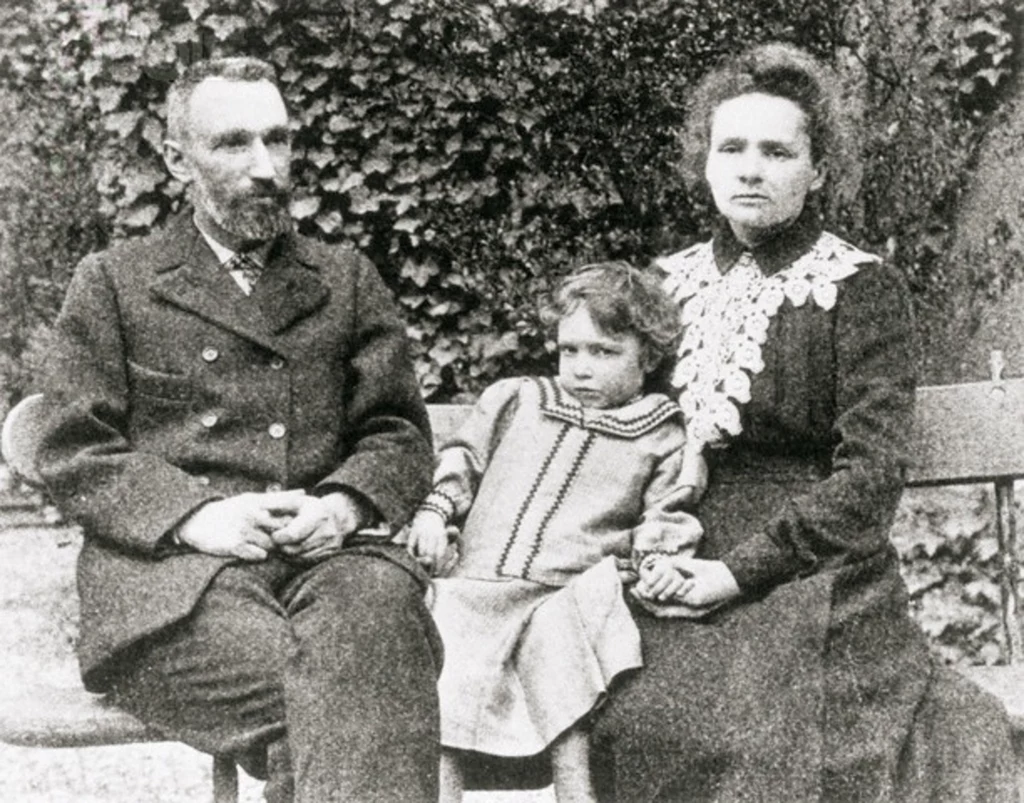 Maria Skłodowska-Curie z mężem i córką Ireną