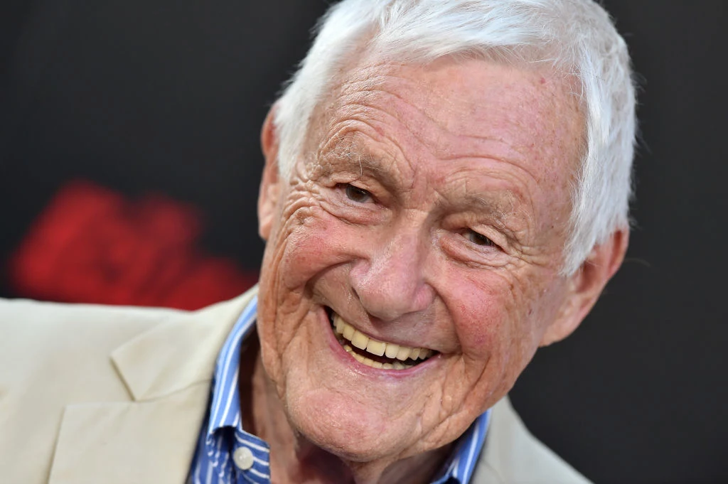 Orson Bean Pamiętacie poczciwego i nieco nerwowego sklepikarza, Lorena Braya? W jego rolę wcielał się Orson Bean. W tym roku aktor obchodził 91 urodziny i – co fascynujące – wciąż występuje na ekranie. Orson Bean Pamiętacie poczciwego i nieco nerwowego sklepikarza, Lorena Braya? W jego rolę wcielał się Orson Bean. W tym roku aktor obchodził 91 urodziny i – co fascynujące – wciąż występuje na ekranie.