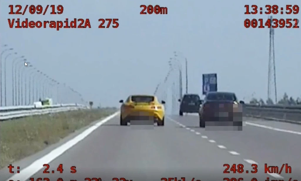 Radiowóz jadący za żółtym sportowym mercedesem osiągnął 248 km/h!