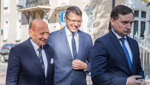 Minister sprawiedliwości Zbigniew Ziobro (P), prezydent Rzeszowa Tadeusz Ferenc (L) i podsekretarz stanu Marcin Warchoł