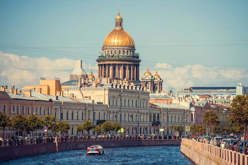 Sobór świętego Izaaka Tej największej prawosławnej świątyni Sankt Petersburga nie sposób przegapić! Jej ogromną kopułę pokrytą najprawdziwszym złotem widać z daleka. To druga pod względem wielkości świątynia w Rosji. Imponuje nie tylko wielkością, ale i bogatym architektonicznie wnętrzem. Sobór świętego Izaaka Tej największej prawosławnej świątyni Sankt Petersburga nie sposób przegapić! Jej ogromną kopułę pokrytą najprawdziwszym złotem widać z daleka. To druga pod względem wielkości świątynia w Rosji. Imponuje nie tylko wielkością, ale i bogatym architektonicznie wnętrzem.