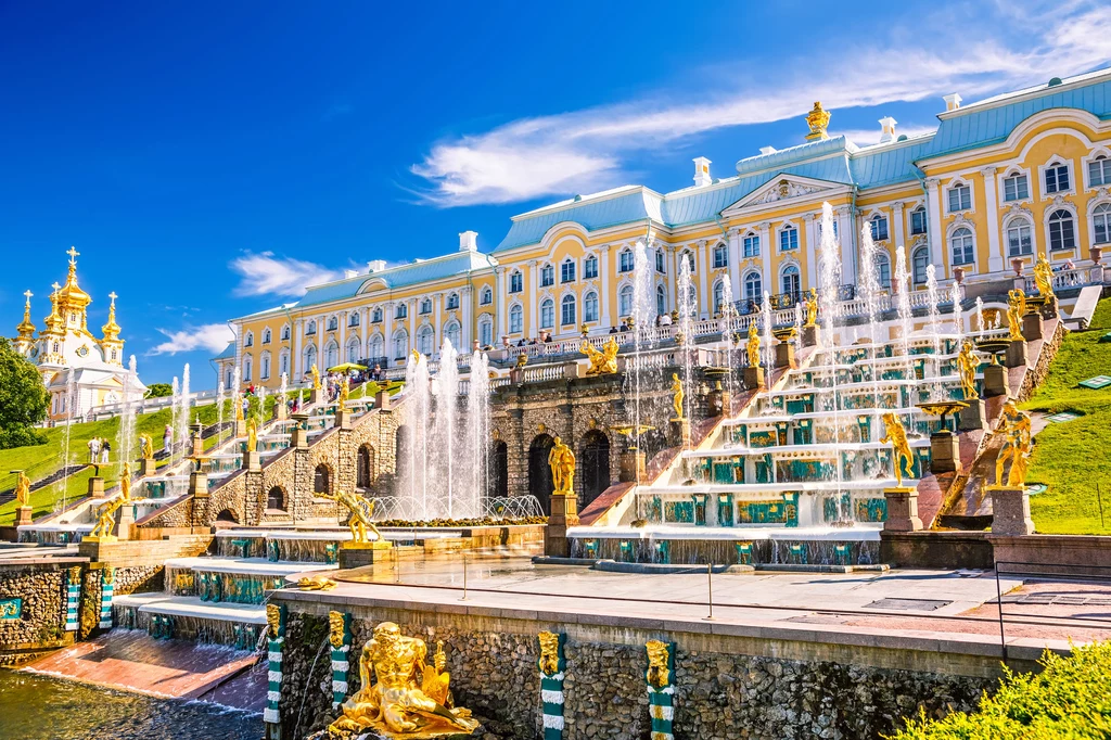 Peterhof Przy dłuższym pobycie warto odwiedzić pobliskie miasto Peterhof, w którym znajduje się piękny zespół pałacowo-parkowy założony przez Piotra I. Kompleks nazywany jest rosyjskim Wersalem. Peterhof Przy dłuższym pobycie warto odwiedzić pobliskie miasto Peterhof, w którym znajduje się piękny zespół pałacowo-parkowy założony przez Piotra I. Kompleks nazywany jest rosyjskim Wersalem.