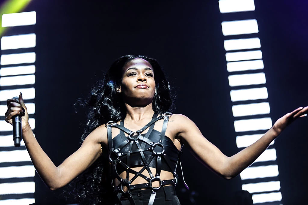 Piosenkarka Azealia Banks jest znana ze swoich ekscentrycznych strojów scenicznych i specyficznego gustu, ale jej ostatnie wyznanie przeraziło fanów. Dziewczyna opublikowała na Instagramie post, w którym wyznała, że praktykuje czarną magię w wydzielonym do tego pokoju. Na zamieszczonym wideo jej obserwatorzy mogli zobaczyć, jak Banks sprząta ubrudzone zaschniętą krwią pomieszczenie, które mogło służyć do przeprowadzania mordów rytualnych na zwierzętach. Przyznała również, że praktykuje „brujerię”, czyli hiszpański odpowiednik mrocznego stylu życia. Piosenkarka Azealia Banks jest znana ze swoich ekscentrycznych strojów scenicznych i specyficznego gustu, ale jej ostatnie wyznanie przeraziło fanów. Dziewczyna opublikowała na Instagramie post, w którym wyznała, że praktykuje czarną magię w wydzielonym do tego pokoju. Na zamieszczonym wideo jej obserwatorzy mogli zobaczyć, jak Banks sprząta ubrudzone zaschniętą krwią pomieszczenie, które mogło służyć do przeprowadzania mordów rytualnych na zwierzętach. Przyznała również, że praktykuje „brujerię”, czyli hiszpański odpowiednik mrocznego stylu życia.