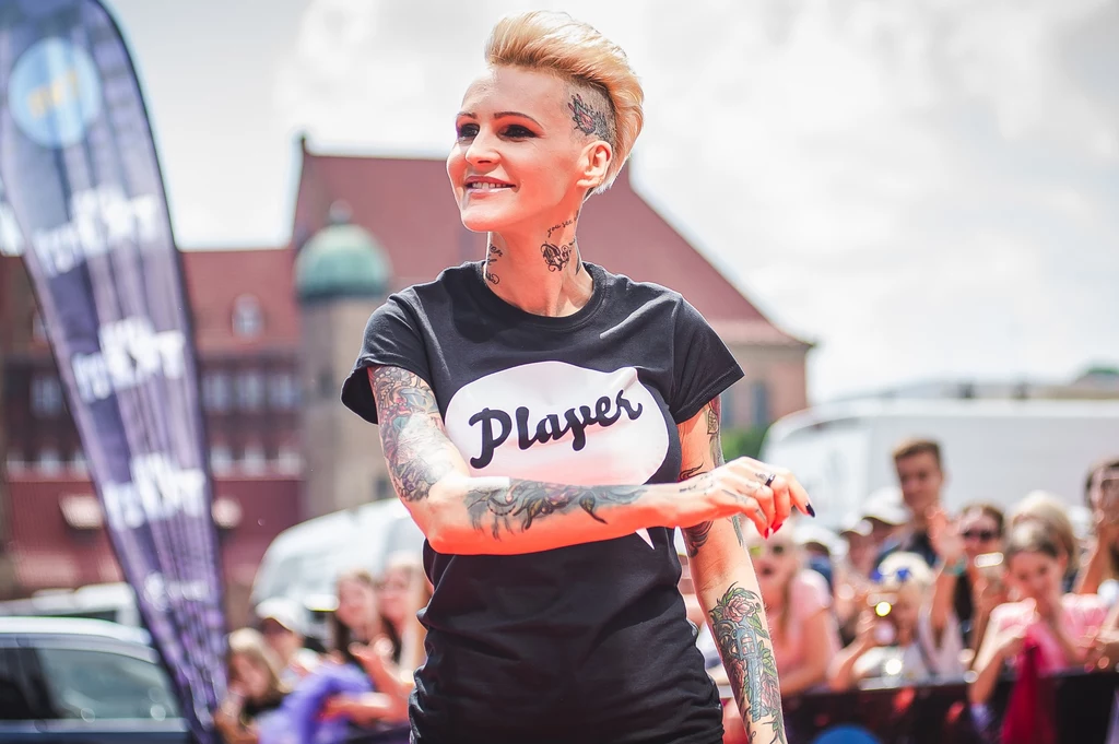 Agnieszka Chylińska uwielbia grać w serię gier „The Sims” i ma na jej punkcie prawdziwą obsesję. Chylińska jest wiernym fanem gry od jej pierwszej edycji, która miała swoją premierę w 2000 r. Przy okazji wydania trzeciej odsłony „Electronic Games” zaproponowało Agnieszce bycie ambasadorem gry. Podczas wywiadu piosenkarka wyznała, że rola ambasadora „The Sims 3” w Polsce to uhonorowanie jej drogi, jako wiernego gracza. Agnieszka Chylińska uwielbia grać w serię gier „The Sims” i ma na jej punkcie prawdziwą obsesję. Chylińska jest wiernym fanem gry od jej pierwszej edycji, która miała swoją premierę w 2000 r. Przy okazji wydania trzeciej odsłony „Electronic Games” zaproponowało Agnieszce bycie ambasadorem gry. Podczas wywiadu piosenkarka wyznała, że rola ambasadora „The Sims 3” w Polsce to uhonorowanie jej drogi, jako wiernego gracza.