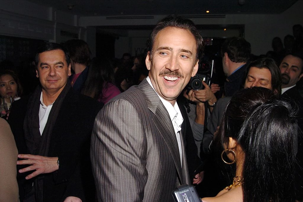 Nicolas Cage to prawdziwy fan Supermana i całego uniwersum D.C.! W jednym z wywiadów przyznał, że jest posiadaczem ogromnej kolekcji komiksowych gadżetów. Aktor dostał nawet szansę na zagranie superbohatera w filmie "Superman Lives", który miał reżyserować Tim Burton. Niestety, produkcja nie ujrzała światła dziennego. Nicolas Cage z trudem przyjął upadek filmowego projektu, ponieważ wspomniana rola była spełnieniem jego aktorskich marzeń. Nicolas Cage to prawdziwy fan Supermana i całego uniwersum D.C.! W jednym z wywiadów przyznał, że jest posiadaczem ogromnej kolekcji komiksowych gadżetów. Aktor dostał nawet szansę na zagranie superbohatera w filmie "Superman Lives", który miał reżyserować Tim Burton. Niestety, produkcja nie ujrzała światła dziennego. Nicolas Cage z trudem przyjął upadek filmowego projektu, ponieważ wspomniana rola była spełnieniem jego aktorskich marzeń.