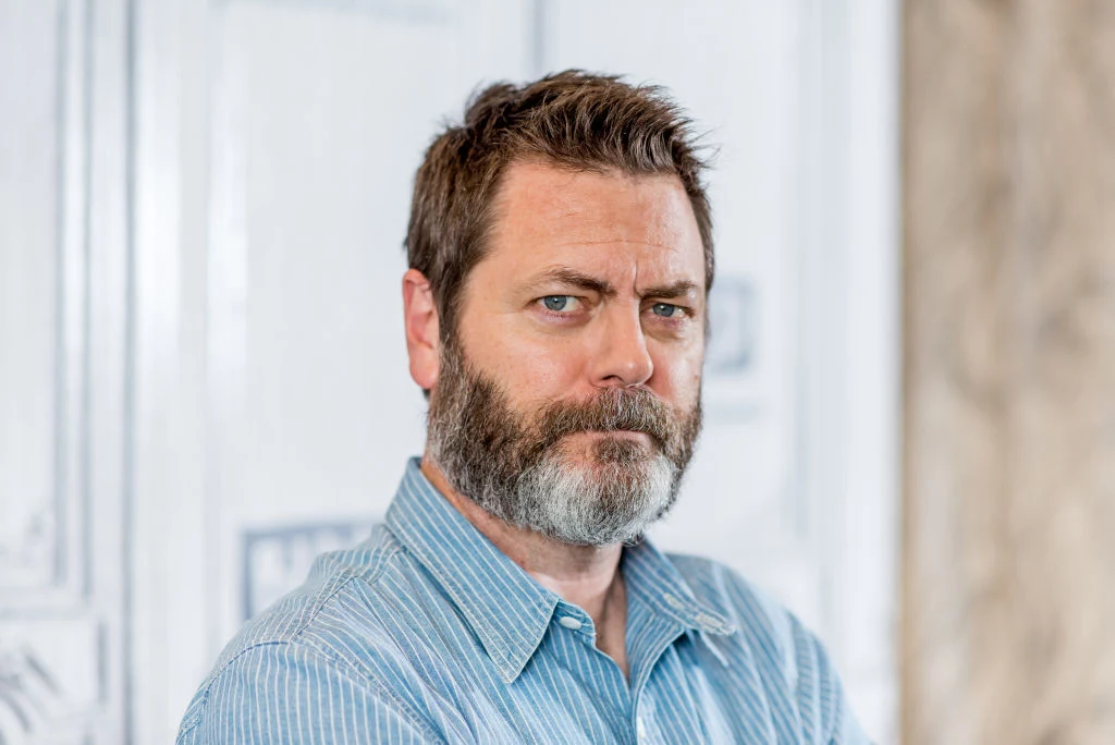 Znany z serialu „Parks and Recreation” Nick Offerman jest z zawodu cieślą! Co ciekawe, grana przez niego postać – Rod Swanson również zajmuje się po pracy tworzeniem unikatowych mebli. Offerman posiada własny sklep, w którym klienci mogą zamówić spersonalizowane meble. Aktor przyznaje, że praca cieśli pozwala mu się zrelaksować i zachować balans w życiu. Znany z serialu „Parks and Recreation” Nick Offerman jest z zawodu cieślą! Co ciekawe, grana przez niego postać – Rod Swanson również zajmuje się po pracy tworzeniem unikatowych mebli. Offerman posiada własny sklep, w którym klienci mogą zamówić spersonalizowane meble. Aktor przyznaje, że praca cieśli pozwala mu się zrelaksować i zachować balans w życiu.