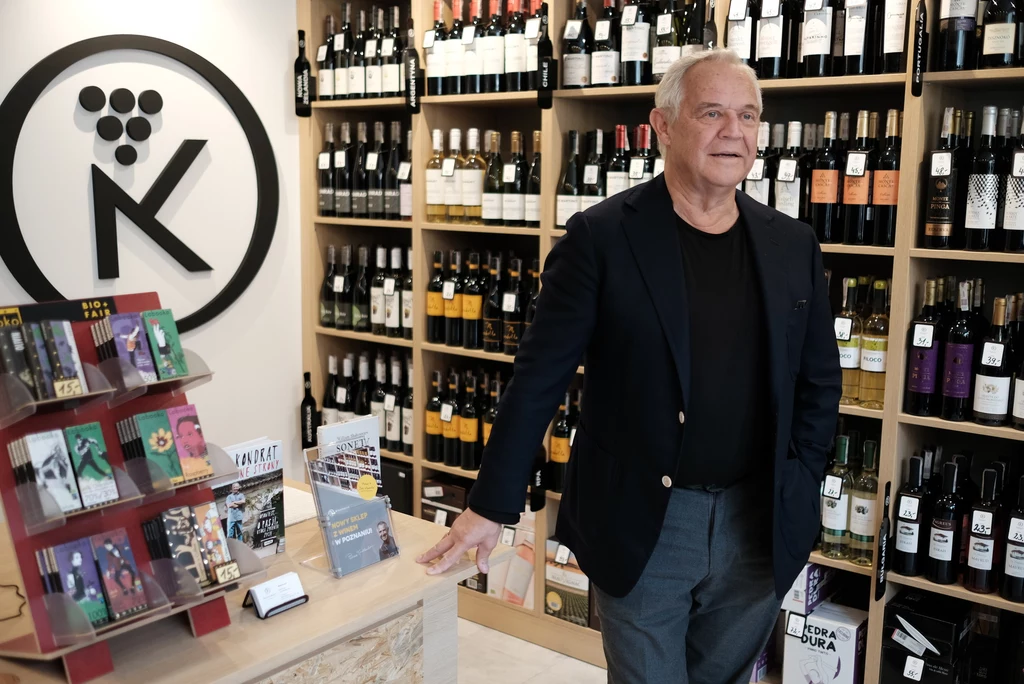 Marek Kondrat to aktor znany z takich filmów jak „Dzień świra”, „C.K. Dezerterzy”, czy „Pieniądze to nie wszystko” ma bardzo ciekawe hobby, na którym zaczął również zarabiać. Kondrat otworzył sieć sklepów z…winami! Jak sam podkreśla, poprzez rozmowy, degustacje, szkolenia i wyjazdy chce opowiedzieć historię wina na nowo oraz udostępnić ten niezwykły świat wszystkim zainteresowanym. Marek Kondrat to aktor znany z takich filmów jak „Dzień świra”, „C.K. Dezerterzy”, czy „Pieniądze to nie wszystko” ma bardzo ciekawe hobby, na którym zaczął również zarabiać. Kondrat otworzył sieć sklepów z…winami! Jak sam podkreśla, poprzez rozmowy, degustacje, szkolenia i wyjazdy chce opowiedzieć historię wina na nowo oraz udostępnić ten niezwykły świat wszystkim zainteresowanym.
