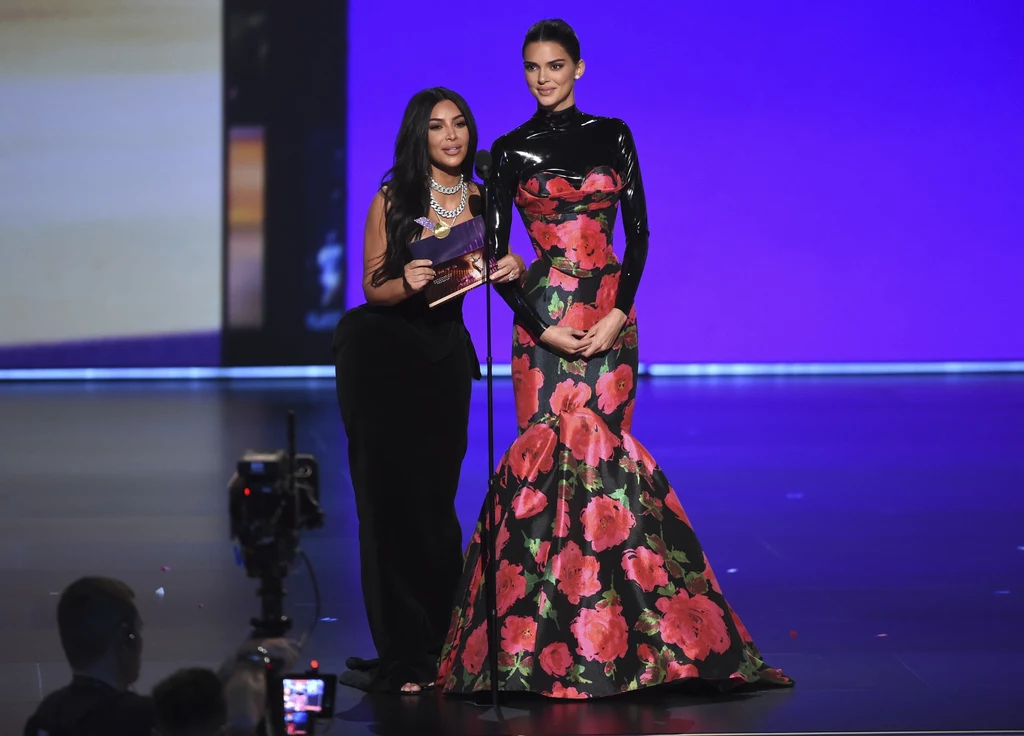 Kim Kardashian West i Kendall Jenner podczas tegorocznej Gali Emmy 