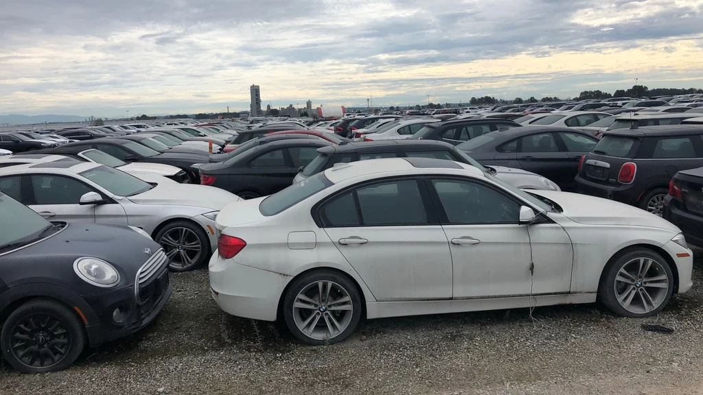 Parking w Vancouver, na którym stoją i niszczeją niemal nowe auta BMW i Mini