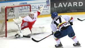 Alexander Petterssen strzela na bramkę strzeżoną przez Marcela Kotułę