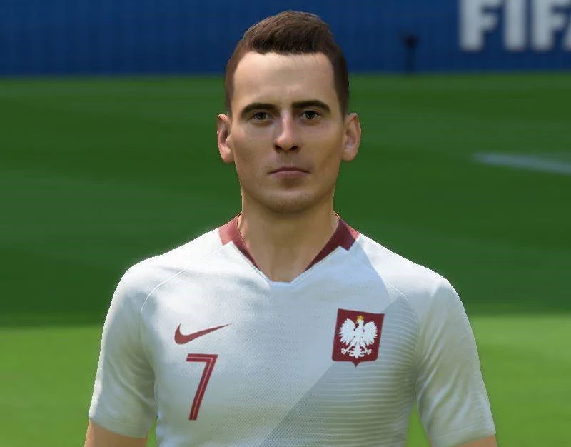 Wracając do piłkarzy z Serie A, to również odpowiedni wygląd twarzy w FIFE posiada również Arkadiusz Milik. Jest to o tyle zaskakujące, iż zawodnik występuje w tym samym klubie, co wspomniany wcześniej Zieliński. Wracając do piłkarzy z Serie A, to również odpowiedni wygląd twarzy w FIFE posiada również Arkadiusz Milik. Jest to o tyle zaskakujące, iż zawodnik występuje w tym samym klubie, co wspomniany wcześniej Zieliński.