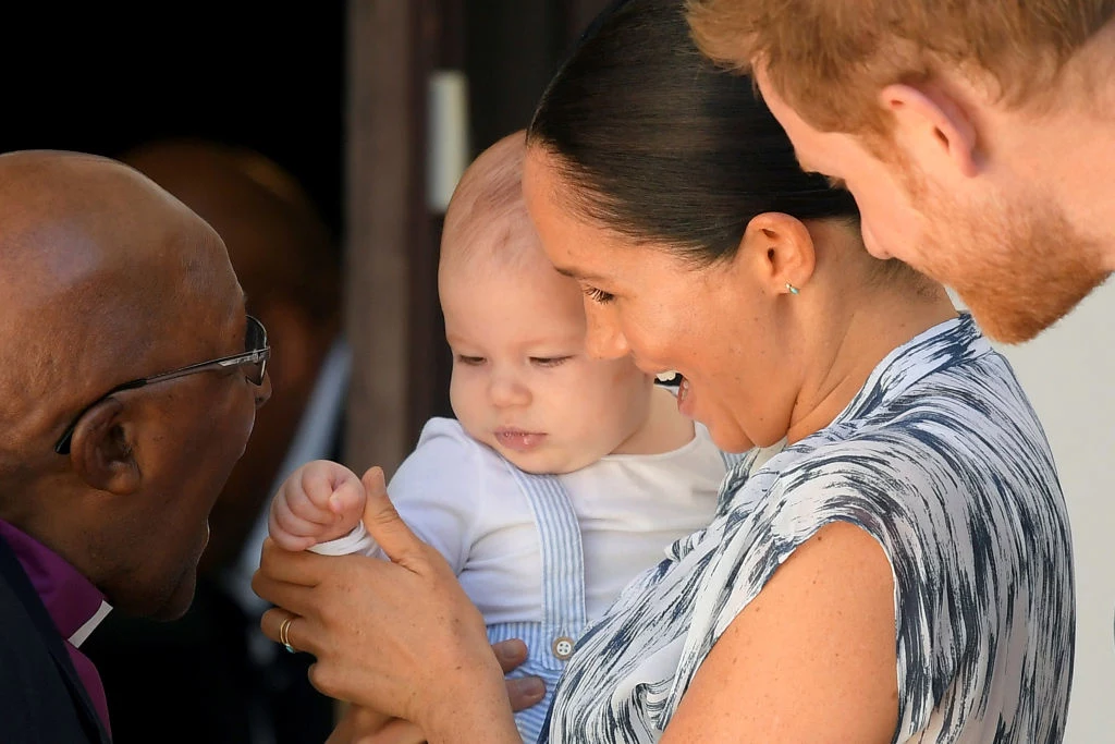 Harry i Meghan mieli ogromną nadzieję, że Archie będzie mógł towarzyszyć im choć w jednym oficjalnym spotkaniu w RPA. Harry i Meghan mieli ogromną nadzieję, że Archie będzie mógł towarzyszyć im choć w jednym oficjalnym spotkaniu w RPA.